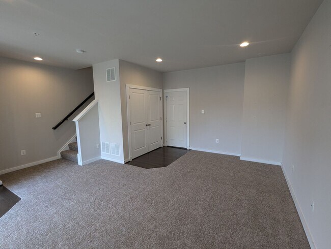 Building Photo - Gorgeous 3 level home in Tuscarora Creek ready for you mid July!
