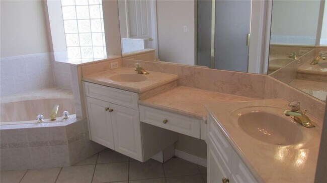 Building Photo - 8807 Oak Landings Ct