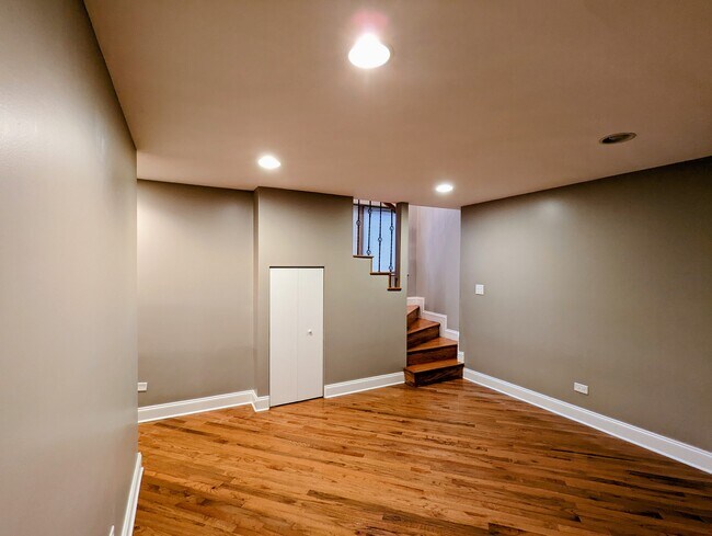 Building Photo - 2619 N Harding Ave