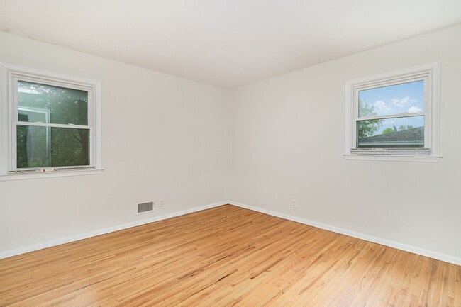 Building Photo - Spacious 5bed|2bath Home w/ Large Backyard...
