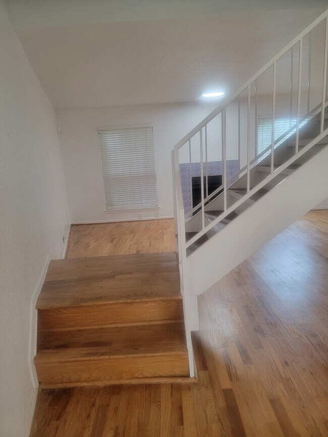 Building Photo - 3303 W Greenridge Dr