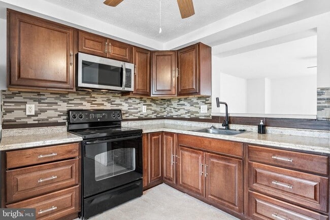 Building Photo - 15537 N Oak Ct