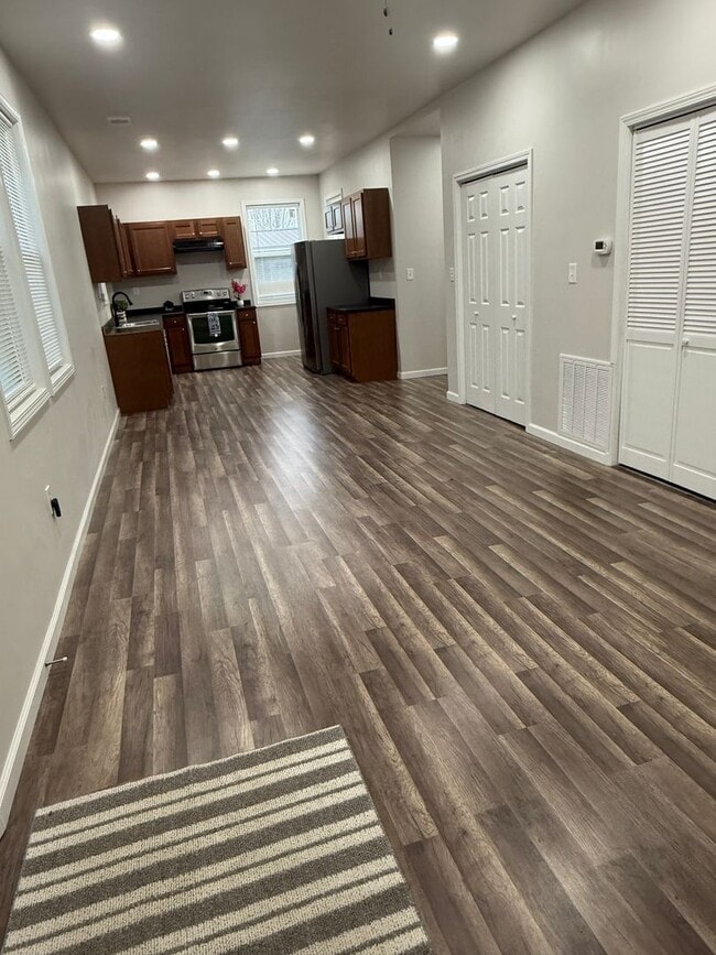 Building Photo - Beautifully updated & in great location