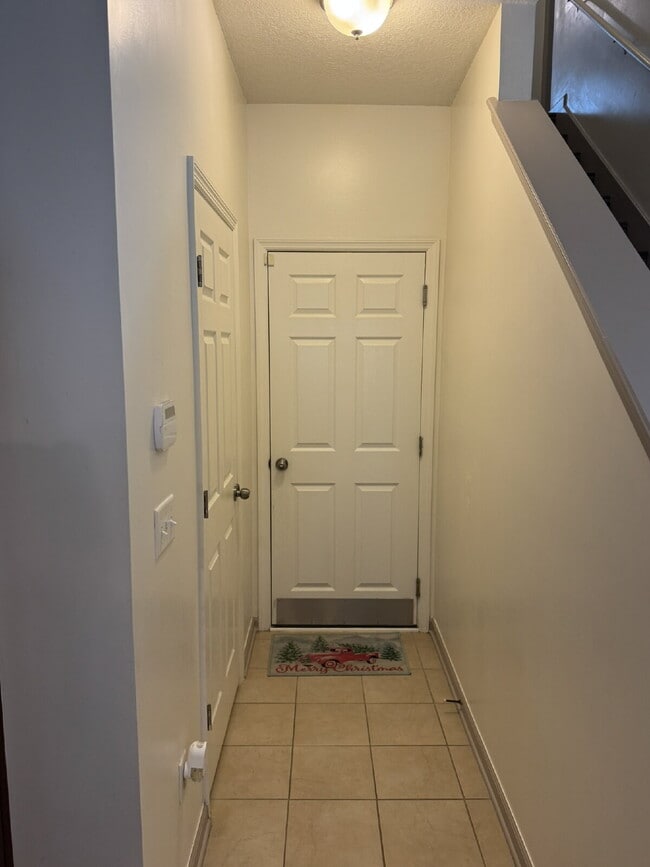 Building Photo - Spring Move in Special:  2nd month rent is FREE if you sign a lease before the end of July.
