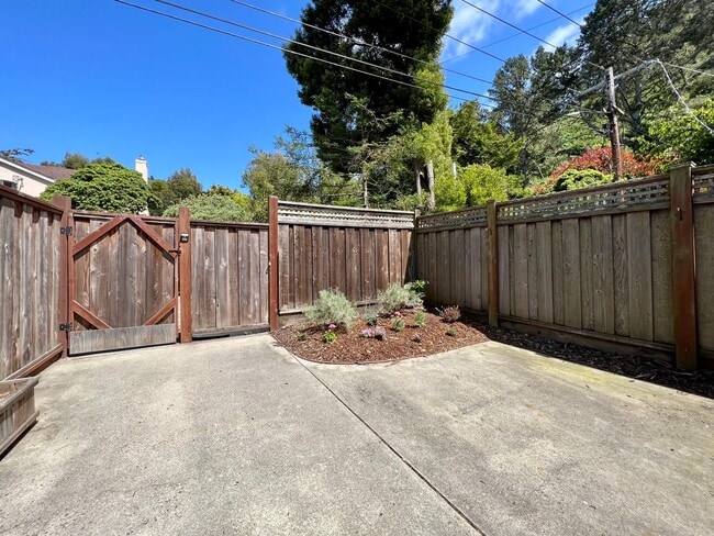 Building Photo - Stunning 1-Bed, 1-Bath with Private Entrance/Parking - UTILITIES INCLUDED!