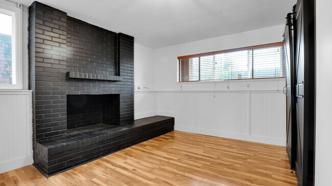 Building Photo - 8325 SW Terwilliger Blvd