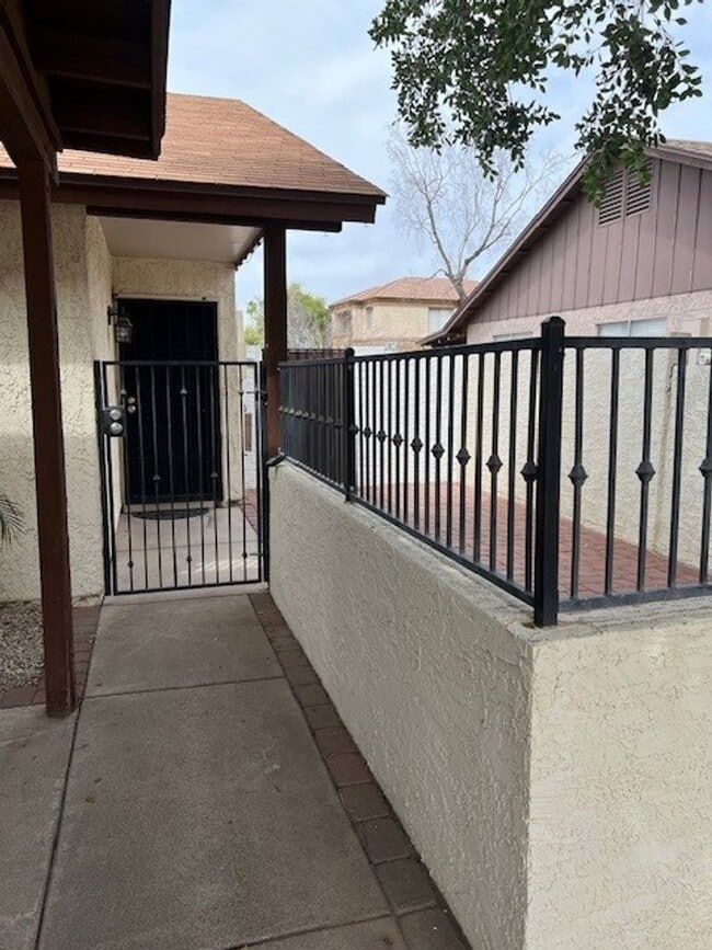 Building Photo - Palmdale