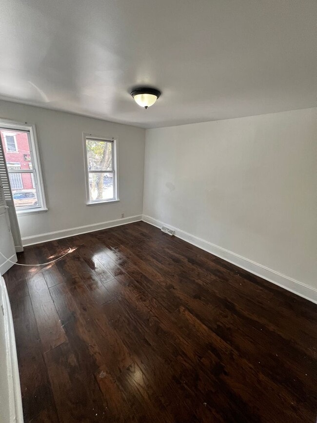 Building Photo - 563 Lamberton St