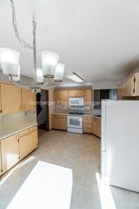 Building Photo - 1605 E 33rd Ave