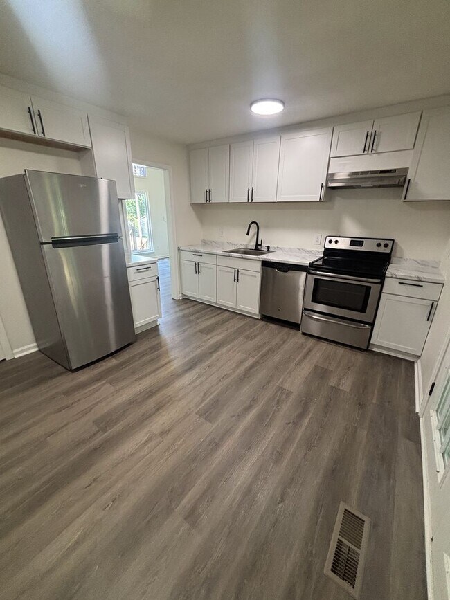 Building Photo - Fully Remodeled 3 Bed 2 bath