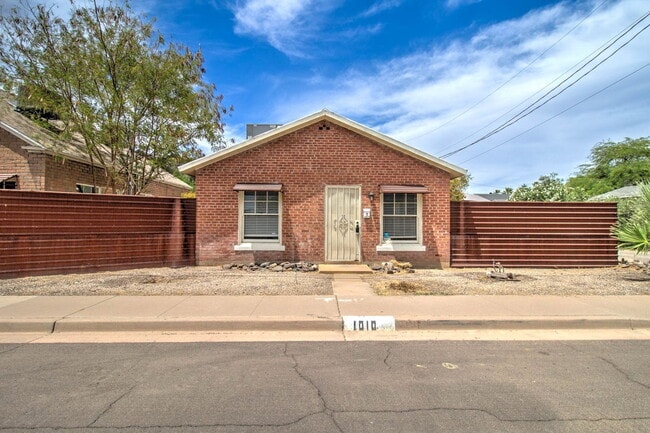 Building Photo - 1010 E Coronado Rd