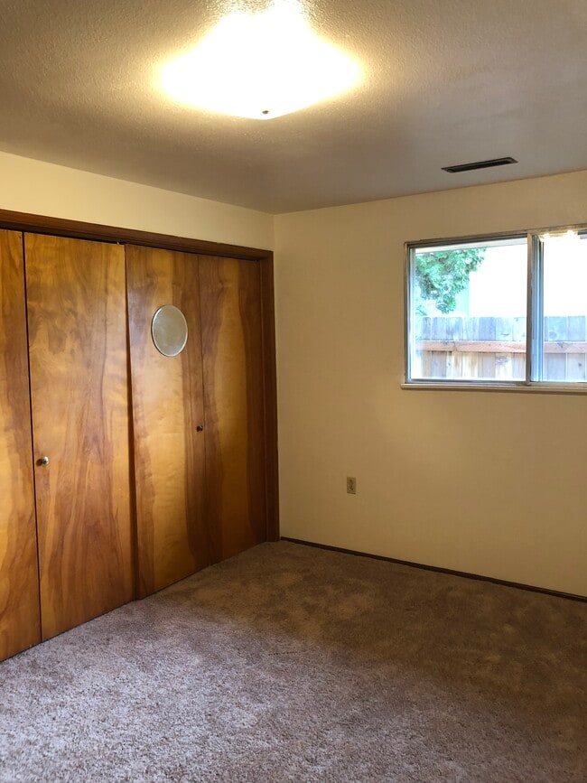 Building Photo - 595 NW Oak Ave