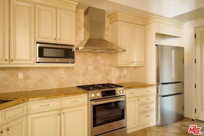 Building Photo - 137 S Spalding Dr