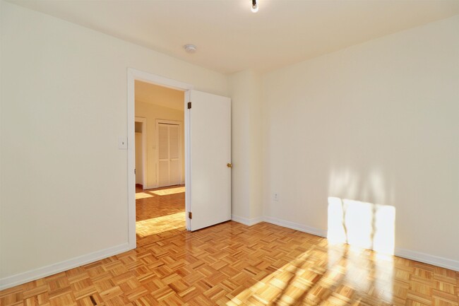 Building Photo - 318 5th St