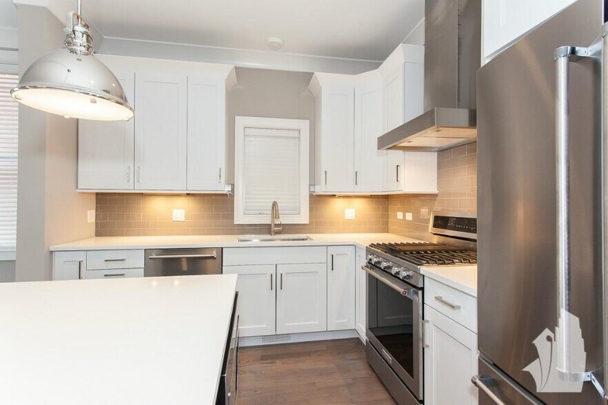 Building Photo - 872 W Lill Ave