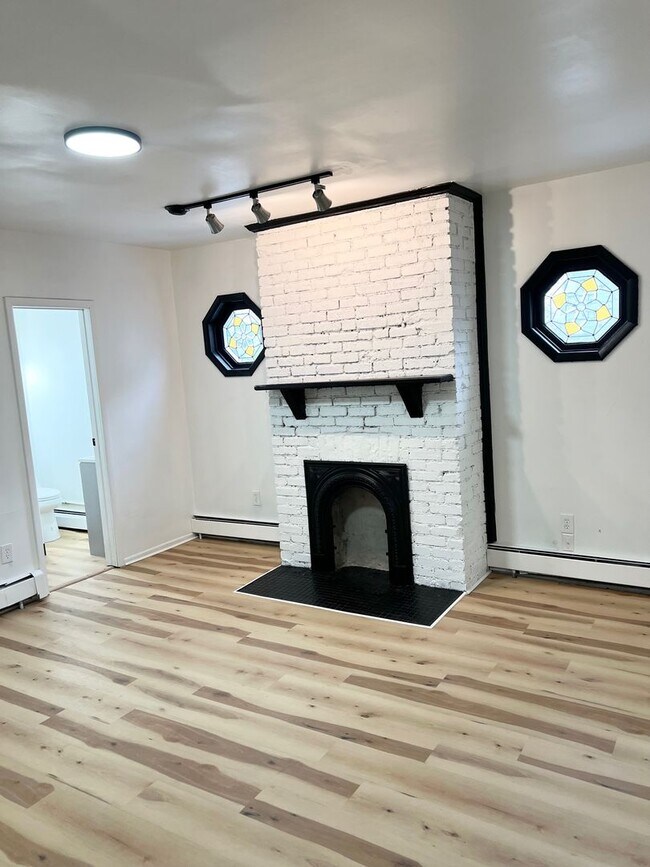 Building Photo - Spacious 3 bed, 2.5 bath Single Family home in Carrick- New Flooring and Paint, Available Immedia...