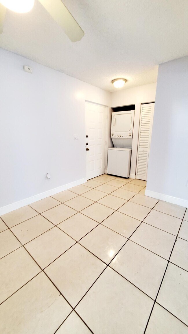 Building Photo - 721 N Pine Island Rd