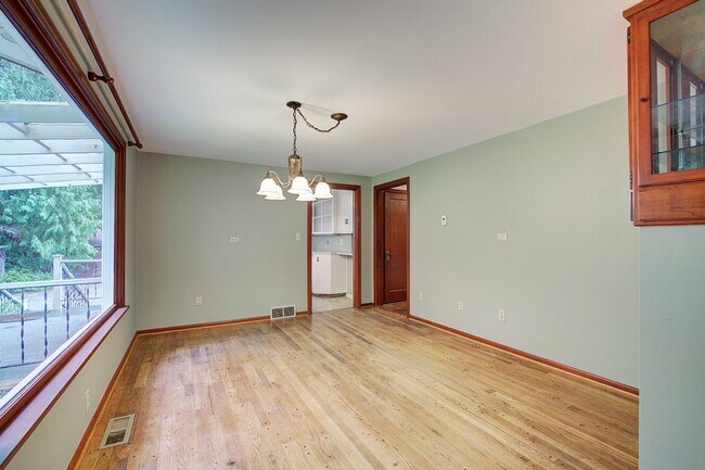 Building Photo - 5Bd/2.5Ba Redmond House