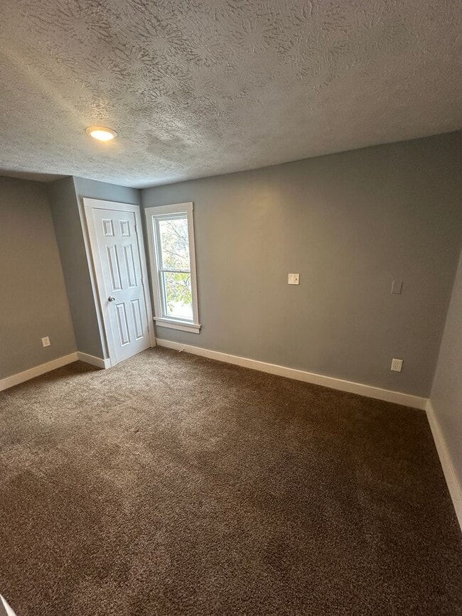 Building Photo - 4 Bed / 2 Bath Sunroom, Updated Kitchen & Spacious Layout!