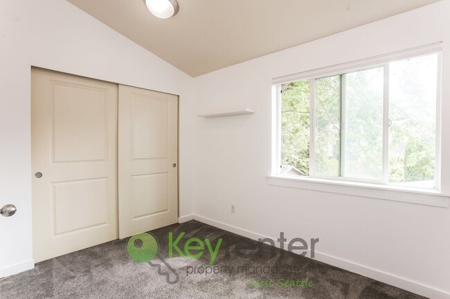 Building Photo - 3-Bedroom Beauty with Fenced Yard and Flex...