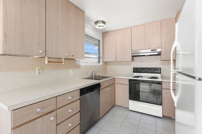 Building Photo - 4 Bedroom Home in Bay Park with Office and...