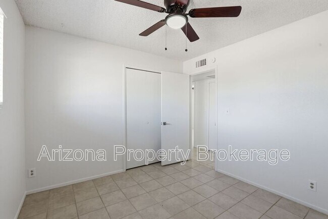 Building Photo - 3635 E Beverly Ln