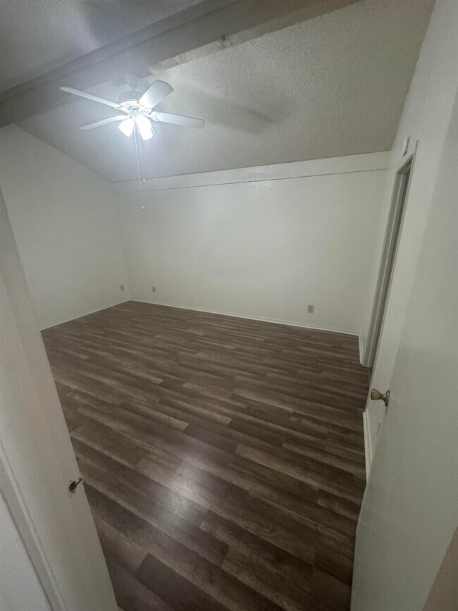 Building Photo - 808 Hi Cir W