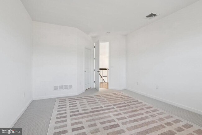 Building Photo - 2 Dogleg Ln