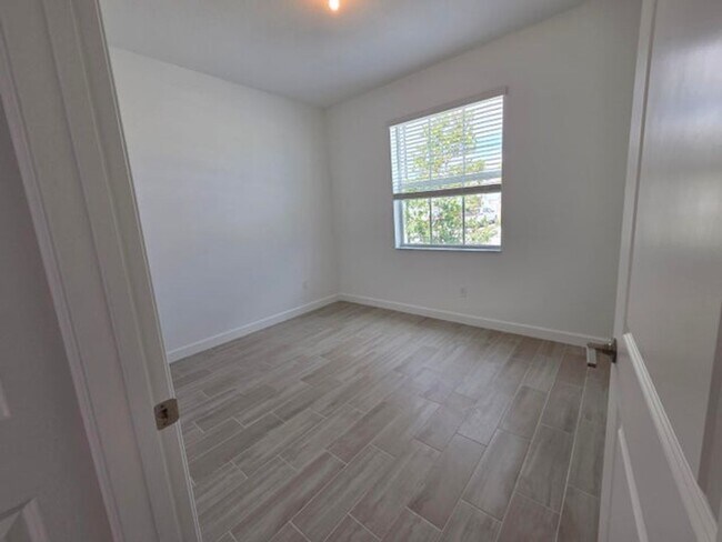 Building Photo - 5690 Divine Dr