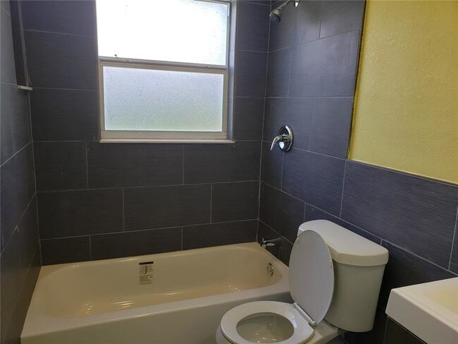 Building Photo - 4321 NE 6th Terrace