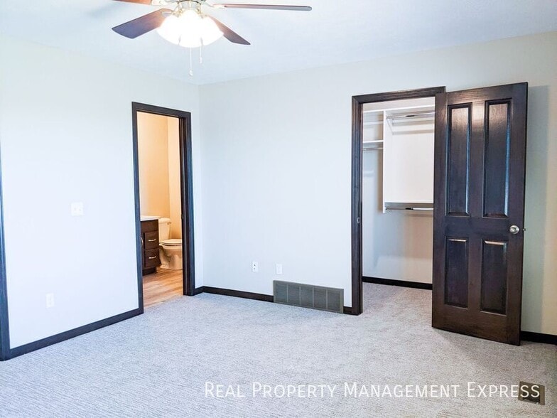Building Photo - 3 Bedroom 2.5 Bathroom Single Family Townhome