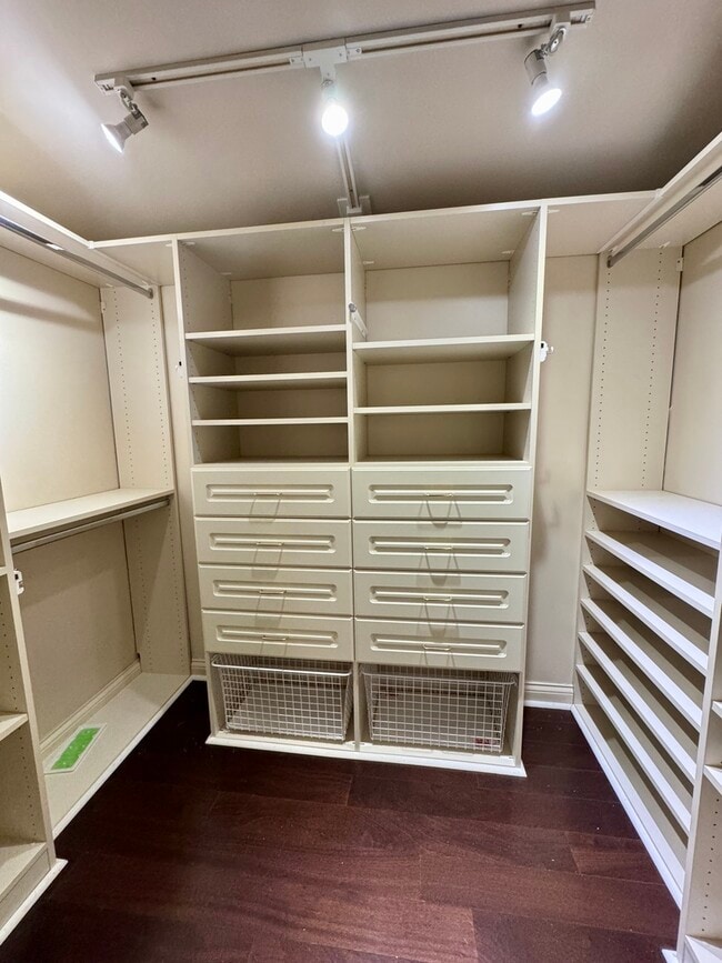 Building Photo - 1628 N Mohawk St