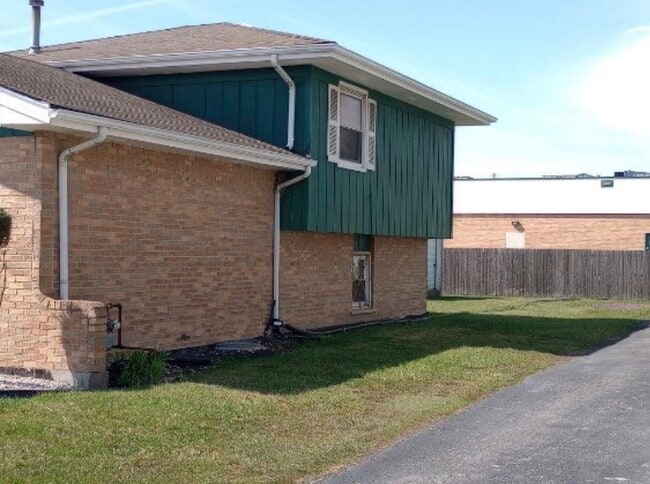 Building Photo - 14512 Oakley Ave