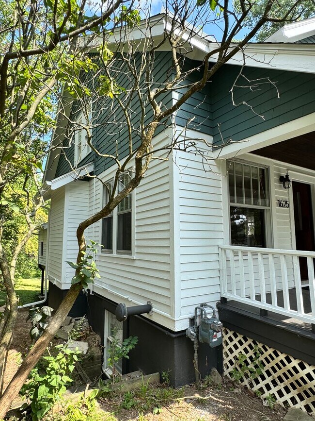 Building Photo - Spacious 4-Bedroom Home with 2 Kitchens | West Ann Arbor