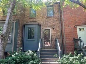 Building Photo - Spacious Townhome w/ Washer & Dryer, Garag...