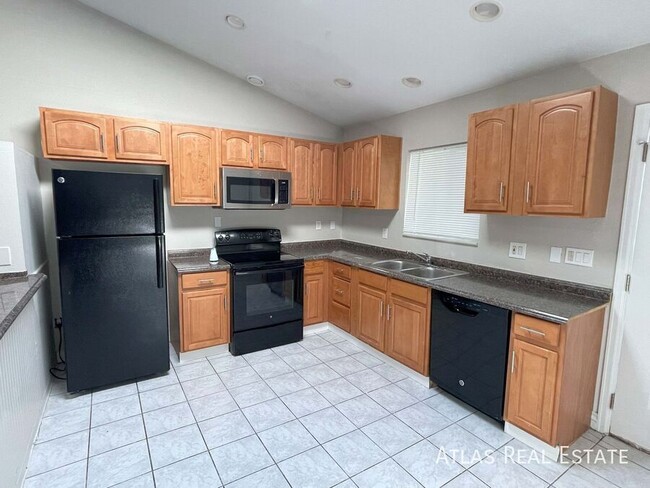 Building Photo - 4 bed 2 Bath Unit Just Minutes From Downto...