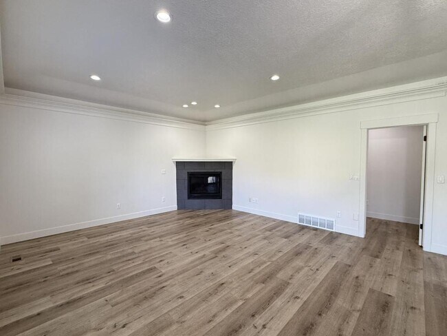 Building Photo - 152 W 4050 N