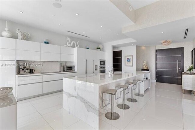 Building Photo - 900 Brickell Key Blvd