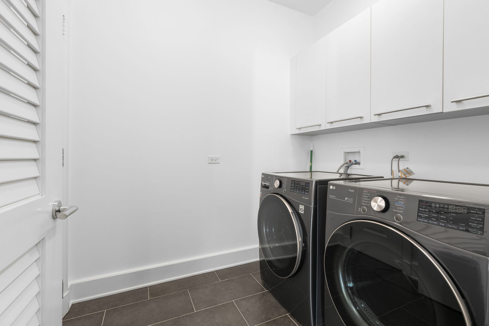 Building Photo - 2550 N Lakeview Ave