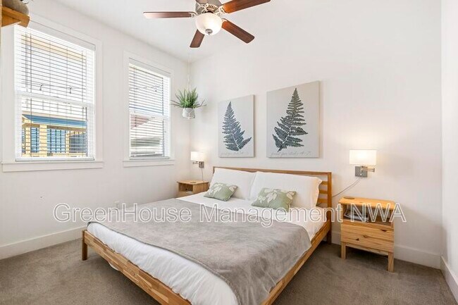 Building Photo - 636 SW B St