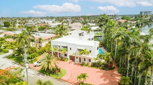Building Photo - 1121 Bel Air Dr