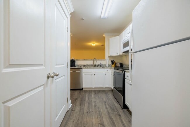Building Photo - 2 Bedroom at the Woodlands Available NOW