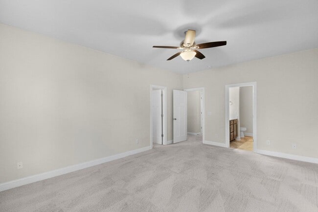 Building Photo - Townhouse For Rent! Rebated Application Fe...