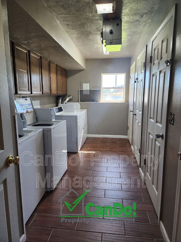 Building Photo - 260 Carol Dr