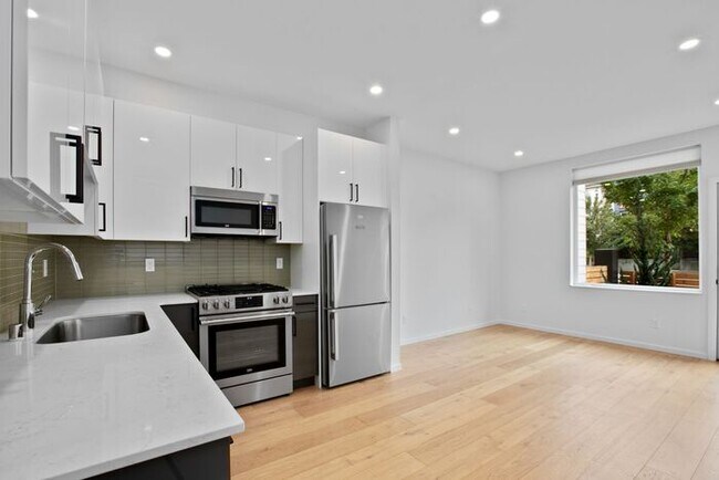 Building Photo - West Seattle Townhome with Air Conditionin...