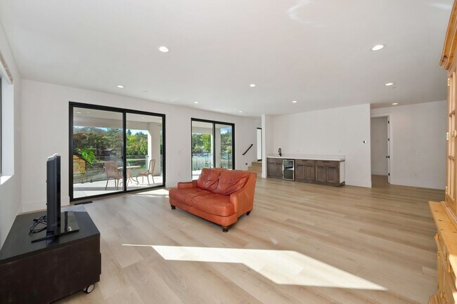 Building Photo - Waterfront 4 bed 4 bath 3,887 sq. ft.