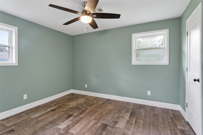 Building Photo - 3310 Oak Dr