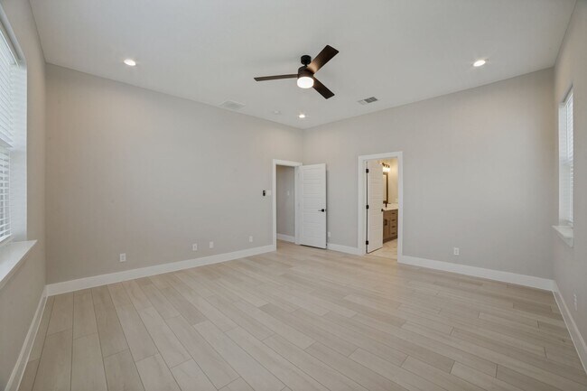 Building Photo - 1618 W Lawndale Dr