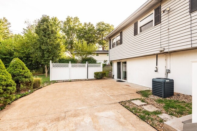Building Photo - Spacious 4-Bed, 2.5-Bath Split-Level Home