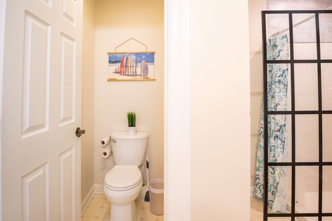 Building Photo - FURNISHED OFF-SEASON MONTHLY RENTAL-STARTI...
